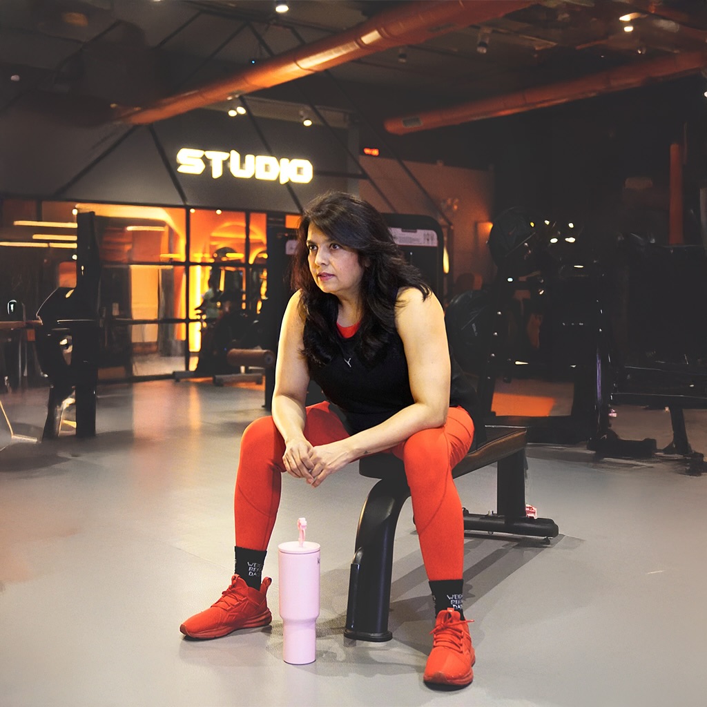 A woman in a dynamic functional movement during training